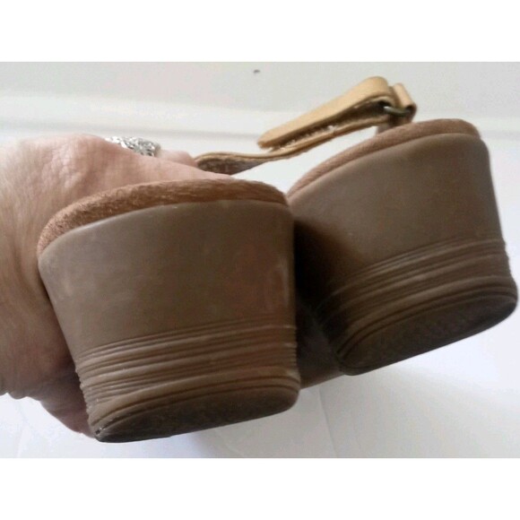 Women’s BareTraps Memory Foam Sandals Size 7.5 M Tan Strappy Wedge Heel - Picture 4 of 7